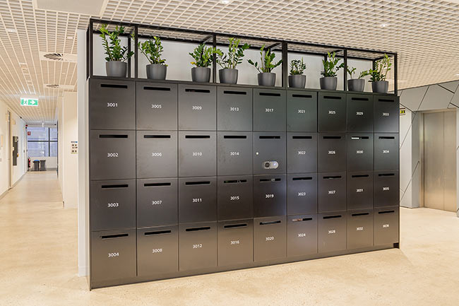Hospital Staff Storage in Smart Lockers